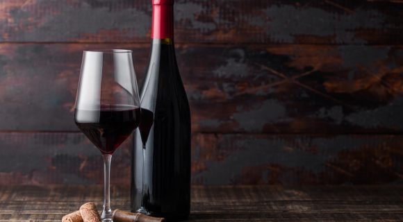 Ne pas reboucher avec le bouchon en liège : une sommelière dévoile la bonne méthode pour conserver du vin après ouverture