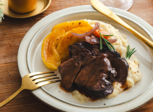 Jarret de bœuf braisé au vin rouge