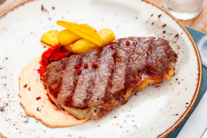 "Ma sauce magique pour l’entrecôte" : Norbert Tarayre révèle sa recette pleine de caractère