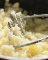 "C’est ce qui va lui donner son goût" : l’astuce de Philippe Etchebest pour une purée de pommes de terre irrésistible