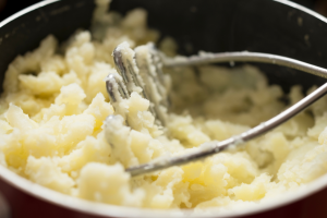 "C’est ce qui va lui donner son goût" : l’astuce de Philippe Etchebest pour une purée de pommes de terre irrésistible