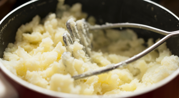 "C’est ce qui va lui donner son goût" : l’astuce de Philippe Etchebest pour une purée de pommes de terre irrésistible