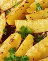 Ce chef partage sa recette de patates à la grecque qui change des frites classiques