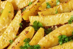 Ce chef partage sa recette de patates à la grecque qui change des frites classiques