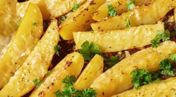 Ce chef partage sa recette de patates à la grecque qui change des frites classiques