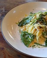 Mortadelle, épinards, pistache : Guy Martin dévoile sa recette de pâtes ultra réconfortante