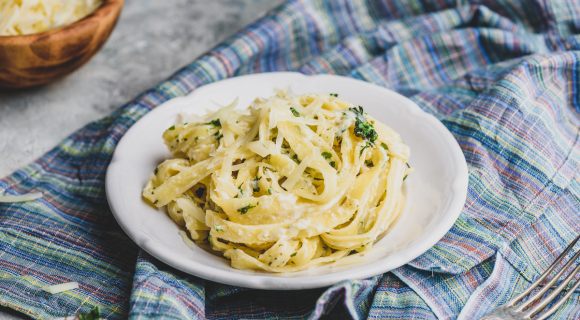 3 ingrédients suffisent pour faire les vraies fettuccine Alfredo selon ce chef italien