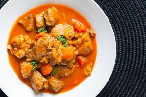 Philippe Etchebest partage une recette de mijoté d’automne réconfortant : son sauté de veau Marengo