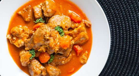 Philippe Etchebest partage une recette de mijoté d’automne réconfortant : son sauté de veau Marengo