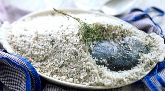 “Une cuisson que j’adore” : Hélène Darroze vous explique comment cuisiner un bar en croûte de sel