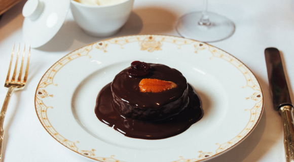 Caviar, homard et lièvre à la royale : au menu du déjeuner du prix Goncourt 2025 chez Drouant