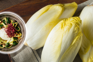 "Un jeu de textures et de saveurs à la fois doux, croquant et surprenant" : le chef Jean Sulpice partage une recette de salade à tester absolument