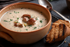 C'est l'ingrédient secret du chef Thibaut Spiwack pour sublimer un velouté de champignons