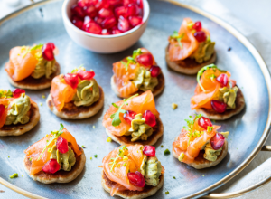 Mini-blinis crème de pistache, saumon fumé & grenade