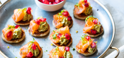 Mini-blinis crème de pistache, saumon fumé & grenade