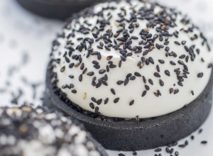 Tarte sésame noir et yuzu