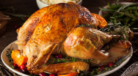 "Votre farce sera cuite mais votre volaille très sèche" : l'erreur à éviter, selon un MOF boucher, pour réussir sa dinde à Noël ?