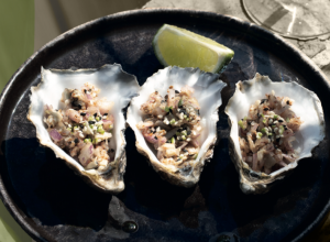 Brunoise d'huîtres, espelette et sésame