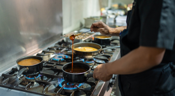 “C’est facile et elle peut se garder” : connaissez-vous la sauce express de Pierre Gagnaire ? Une recette aussi simple que bonne