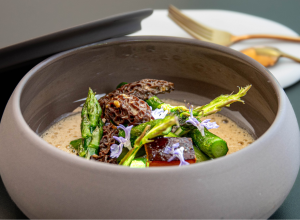 Asperges vertes sautées minute, émulsion au vin jaune