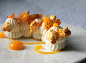 Clémentine en pavlova, kumquat confit, crème citronnée et pop-corn