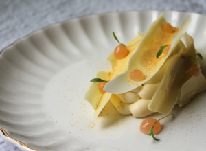 Caillade du Limousin, crème légère façon cheesecake, sablé croustillant épicé, jus de pomélo infusé au thym