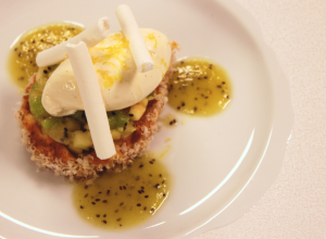 Le kiwi en tartare, crème légère au miel, gaufre croustillante