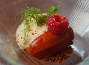 Maigre fumé en carpaccio, condiment courgette, fraise et brebis affiné, chantilly de lait de brebis