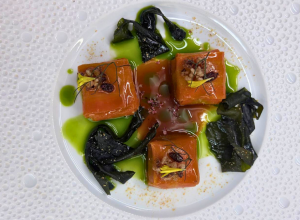 Blette fumée au bois de pommier, oignon nouveau en textures, barbajuan de vert de blette et jus d'oignons caramélisés