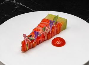 Pastèque compressée, harissa, bergamote ponzu et poivron au feu de bois