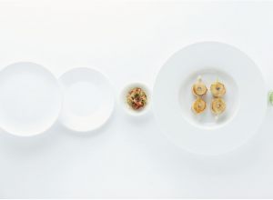 Brochettes de Saint-Jacques, condiment tomate/rhubarbe/yaourt, vermicelles épicés
