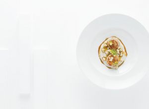 Coquilles Saint-Jacques poêlées, chou-fleur cru et cuit par Alain Ducasse