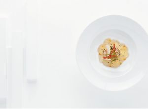 Salade de crabe épicée concombre, mangue et papaye par Alain Ducasse