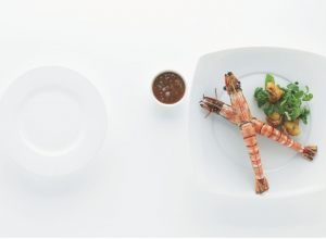 Gambas jumbo rôties « tellicherry », vinaigrette tamarin, cresson et acras de crevettes