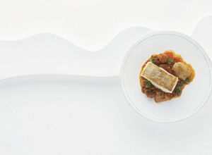 Stockfisch, saucisse et pieds de veau, beau morceau de morue poêlé par Alain Ducasse