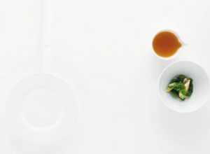 Suzuki de joban en consommé clair, le ventre grillé et feuilles de wakame par Alain Ducasse