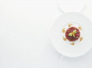 Carpaccio de thon, tartare de légumes au satay, côtes de sucrine par Alain Ducasse