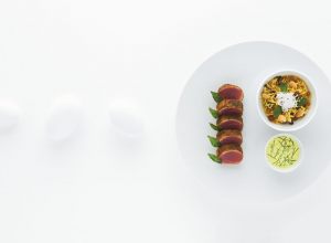 Pavé de thon snacké aux épices mauriciennes, condiment curry poulet, riz à l’orientale par Alain Ducasse