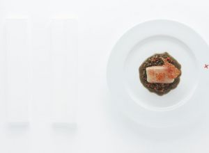 Thon « hamachi » légèrement poivré et son sashimi, lentilles au prosciutto par Alain Ducasse