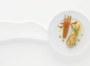Turbot côtier rôti à l’aillet, chair de citron et petites câpres, carottes fanes gratinées en gremolata