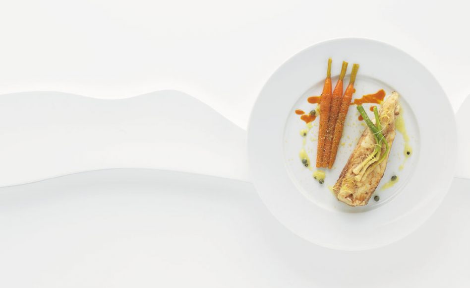 Turbot côtier rôti à l’aillet, chair de citron et petites câpres, carottes fanes gratinées par Alain Ducasse