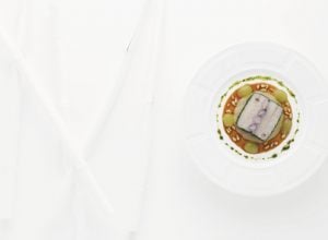 Turbot rôti, vert et blanc de blettes pignons, oignons et raisins par Alain Ducasse