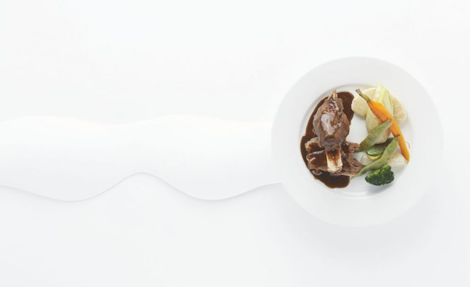 Epaule d’agneau de lait confit, légumes en gros morceaux par Alain Ducasse