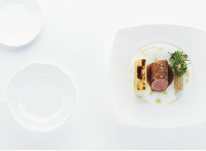 Selle d’agneau rôtie à la Guinness, épaule confite à la menthe, pommes de terre au gratin par Alain Ducasse