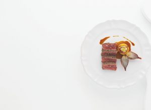 Côte de bœuf du Charolais frottée aux poivres, pommes « os à moelle », échalotes par Alain Ducasse