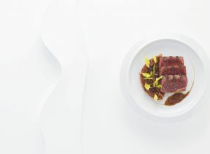 Pièce de bœuf Simmental piquée d’olive de Nyons, condiment échalotes et cœur de céleri « crispy », jus de bœuf à la tomate confite