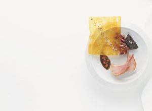 Cochon du mont Ventoux confit, sa couenne croustillante, boudin noir et jus tomato/truffe par Alain Ducasse