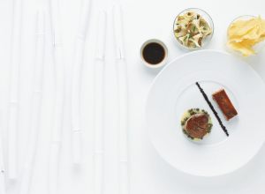 Filet et poitrine de veau, artichauts cuits/crus, socca croustillante, jus aux olives noires par Alain Ducasse