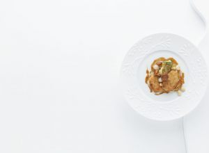 Piccata de veau finement panée, rougette, girolles et amandes fraîches par Alain Ducasse