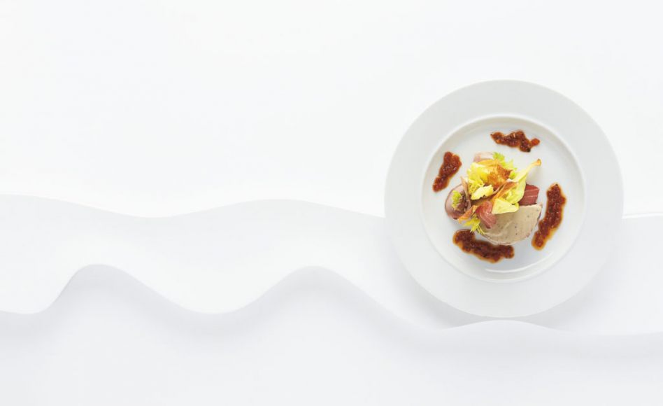 Poitrine de veau façon vitello tonnato, cœurs de laitue et chips, sauce pilée tomat’origan par Alain Ducasse
